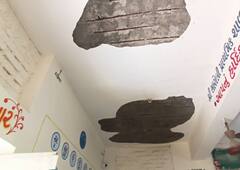 Bharoli Primary School PHOTO: શિક્ષણમંત્રીના જિલ્લાની આ જર્જરિત શાળામાં મોતને મુઠ્ઠીમાં લઈ અભ્યાસ કરી રહ્યા છે વિદ્યાર્થીઓ