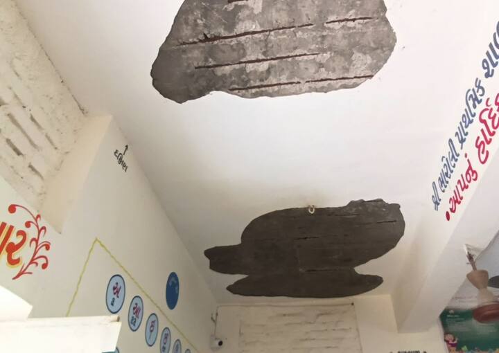 Bharoli Primary School PHOTO: તળાજા તાલુકાના ભારોલી ગામે આવેલ પ્રાથમિક શાળા અત્યંત જર્જરીત હાલતમાં જોવા મળી રહી છે.