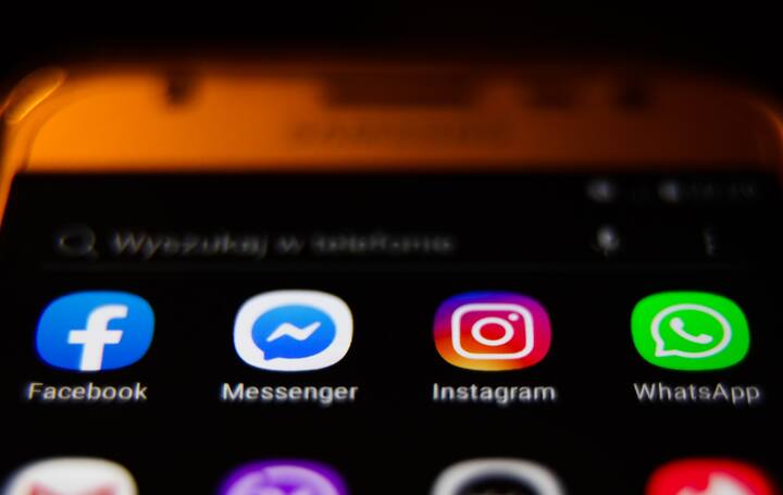 আজকাল মাইক্রোব্লগিং ওয়েবসাইটে ব্লু টিক ট্রেন্ডিংয়ে রয়েছে। টুইটারের পর ফেসবুকেও আসছে ব্লু-টিক অপশন। টুইটার, ইনস্টাগ্রাম ছাড়াও, Facebook ব্যবহারকারীরাও তাদের অ্যাকাউন্টটি নীল টিক দিয়ে যাচাই করতে পারেন।