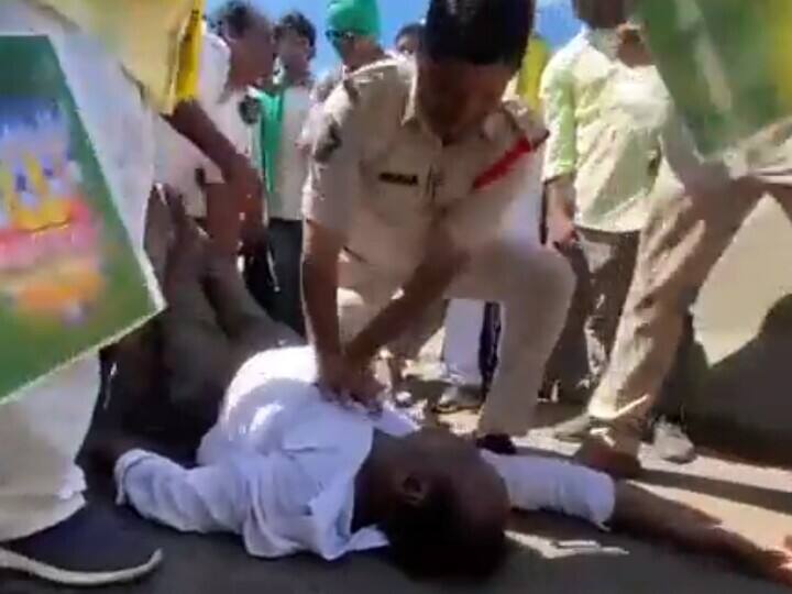 On Camera, Andhra Pradesh Cop Performs CPR To Save Farmer Who Suffered Heart Attack Andhra Pradesh: Cop Performed CPR To Save Protesting Farmer Who Suffered Heart Attack - WATCH On Camera, Andhra Pradesh Cop Performs CPR To Save Farmer Who Suffered Heart Attack