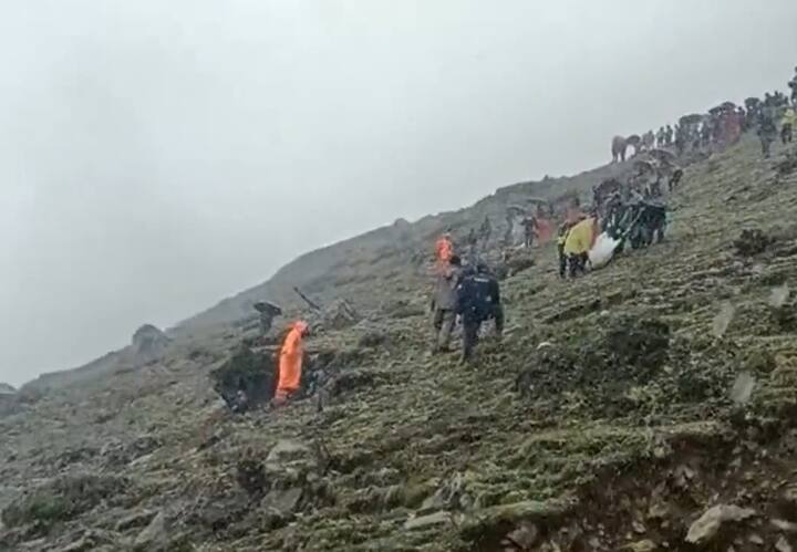 ‘सिक्स स्टिग्मा हेल्थकेयर’ कंपनी के प्रमुख डॉ. प्रदीप भारद्वाज ने कहा कि हादसे की वजह घने कोहरे के कारण दृश्यता कम होना प्रतीत होती है. उन्होंने कहा कि इलाके में हेलीकाप्टर सेवाओं में हाल में कई गुना बढ़ोतरी हुई है लेकिन इसके लिए पर्याप्त सुरक्षा एवं नियंत्रण तंत्र को तैनात नहीं किया गया है.