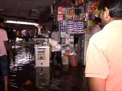 PHOTO : पुणे रेल्वे स्टेशनसमोरील भुयारी मार्गातील 40 दुकानांमध्ये पाणी भरलं