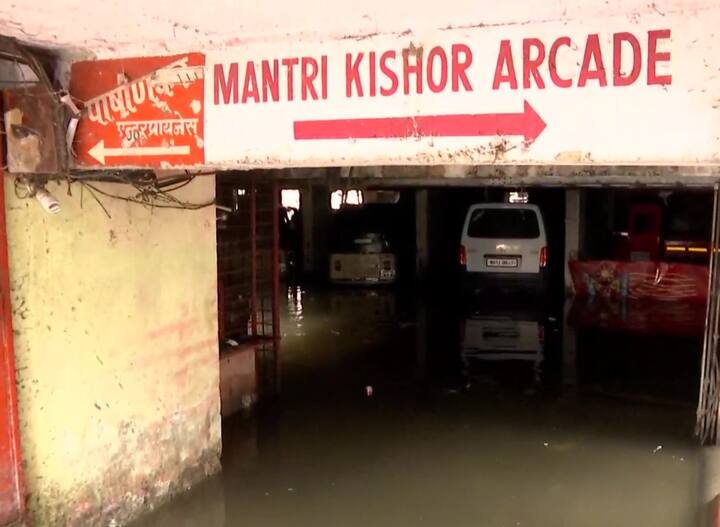 પુણેના આલંદી રોડ પર એટલું પાણી ભરાઈ ગયું છે કે વાહનોની અવરજવર ઠપ્પ થઈ ગઈ છે.