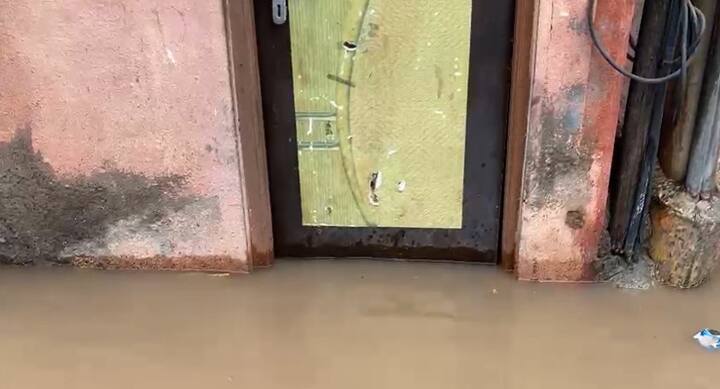 बारामतीतील शहरातील साठेनगर, आंबेडकरनगर खंडोबानगर या परिसरात नागरिकाच्या घरात पाणी शिरल्यानं मोठं नुकसान झालं आहे.