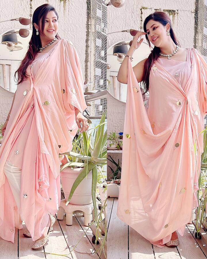 Debina Bonnerjee Pregnancy Diet: टीवी एक्ट्रेस देबिना बनर्जी (Debina Bonnerjee) बहुत जल्द दूसरी बार मां बनने जा रही हैं. ऐसे में एक्ट्रेस खुद का दोगुना ख्याल रख रही हैं. इन दिनों वो सोशल मीडिया पर काफी एक्टिव हैं और अपना डाइट रूटीन फैन्स के साथ शेयर करती रहती हैं. हाल ही में उन्होंने ये भी बताया कि अपने प्रेग्नेंसी रुटीन में आलिया भट्ट की एक चीज को भी फॉलो कर रही हैं.