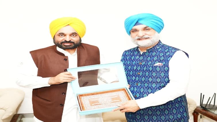 order to attract investment from abroad the Punjab government sought the support of the ambassadors posted in different countries ਵਿਦੇਸ਼ਾਂ ਤੋਂ ਨਿਵੇਸ਼ ਆਕਰਸ਼ਿਤ ਕਰਨ ਲਈ ਪੰਜਾਬ ਸਰਕਾਰ ਨੇ ਵੱਖ-ਵੱਖ ਦੇਸ਼ਾਂ ਵਿੱਚ ਤਾਇਨਾਤ ਸਫ਼ੀਰਾਂ ਤੋਂ ਸਹਿਯੋਗ ਮੰਗਿਆ