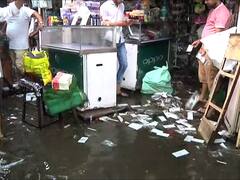 PHOTO : पुणे रेल्वे स्टेशनसमोरील भुयारी मार्गातील 40 दुकानांमध्ये पाणी भरलं