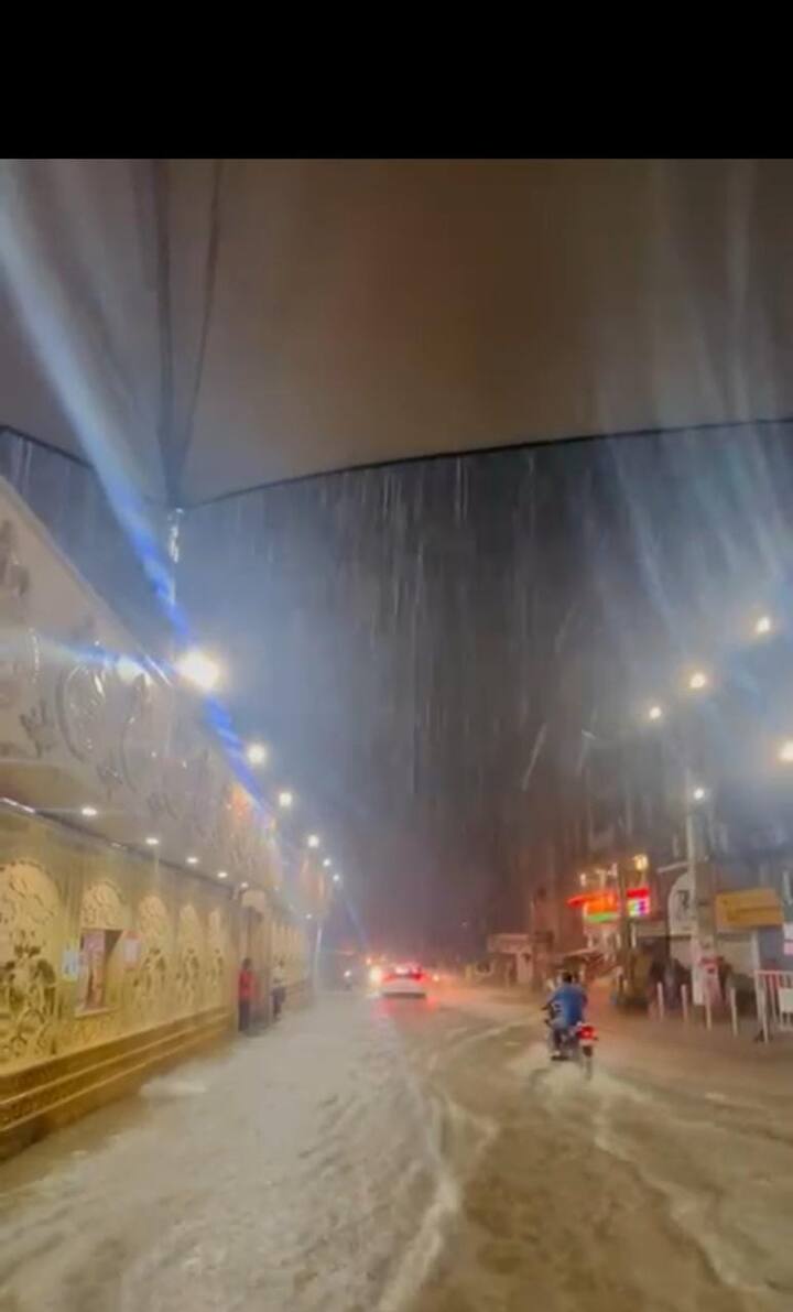 विशेषत: या पावसामुळे वाहतुकीवर मोठ्याप्रमाणात परिणाम झाला. अलका टॉकीज परिसरातील रस्त्यांनाही नदीचे स्वरुप आले होते. यात अनेक दुचाकी वाहून गेल्याच्या घटना समोर आल्या आहेत.