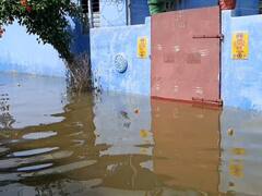 கரூர்: தவிட்டுப்பாளையத்தில் 50 வீடுகளுக்குள் புகுந்த வெள்ள நீரால் மக்கள் அவதி