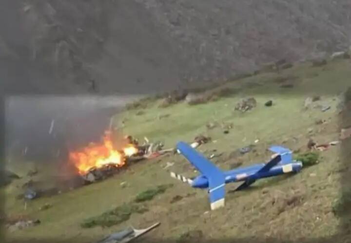 हेलीपैड से उड़ान भरने के बमुश्किल पांच सेकंड बाद ही हेलीकॉप्टर हादसे का शिकार हो गया. इस हादसे में पायलट समेत सात लोगों की मौत हो गई. राष्ट्रपति द्रौपदी मुर्मू और प्रधानमंत्री नरेंद्र मोदी से लेकर कई हस्तियों ने इस हादसे को लेकर शोक संवेदाएं व्यक्त कीं.