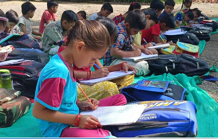 Bharoli Primary School PHOTO: તળાજા તાલુકાના ભારોલી ગામે આવેલ પ્રાથમિક શાળા અત્યંત જર્જરીત હાલતમાં જોવા મળી રહી છે.