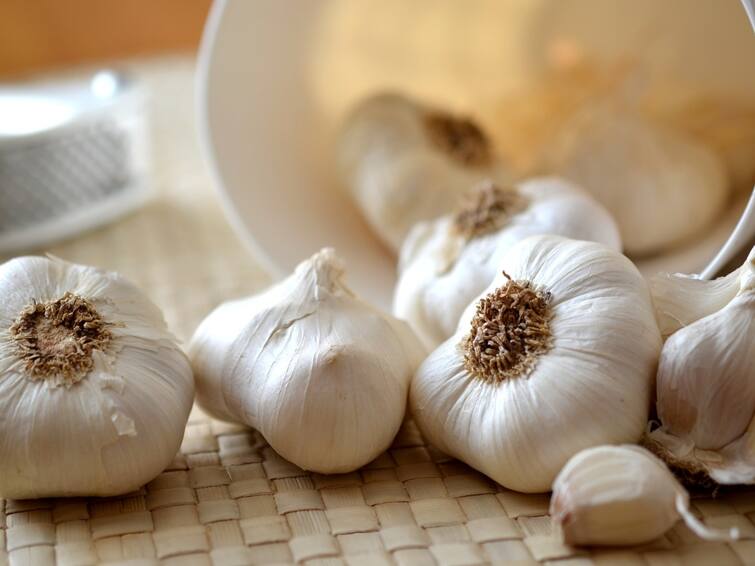 Different Types Of Garlics And Which One Is Best For Health Garlic: వెల్లుల్లిలో ఎన్ని రంగులు ఉన్నాయో తెలుసా? వాటిలో ఆరోగ్యానికి ఏది మంచిది