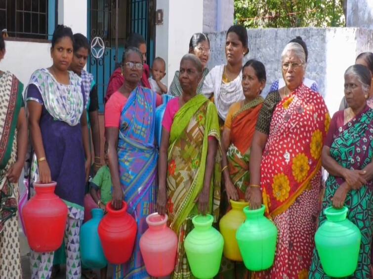 Nellai: Women gathered with empty jugs saying they were struggling without drinking water TNN 6 மாத காலம் குடிநீர் இல்லாமல் சிரமம்;  நெல்லையில் காலி குடங்களுடன் பெண்கள் திரண்டதால் பரபரப்பு