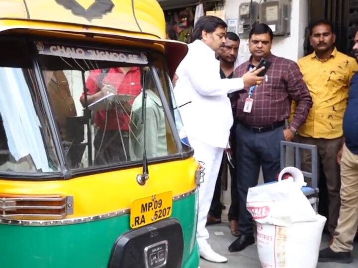 Indore: इंदौर में सरकारी राशन की कालाबाजारी करते दो धराए, ऑटो से एलान कर खरीदते थे सस्ते में अनाज Indore food department strict on black marketing two caught while purchasing ration ANN Indore: इंदौर में सरकारी राशन की कालाबाजारी करते दो धराए, ऑटो से एलान कर खरीदते थे सस्ते में अनाज