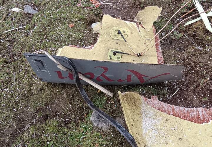 सुरक्षा कर्मी ने कहा कि धुआं कम होते ही नजर आ रहा था कि हेलीकॉप्टर में आग लगी है और उसके टुकड़े गरुड़चट्टी की चटानों पर बिखरे हुए थे.