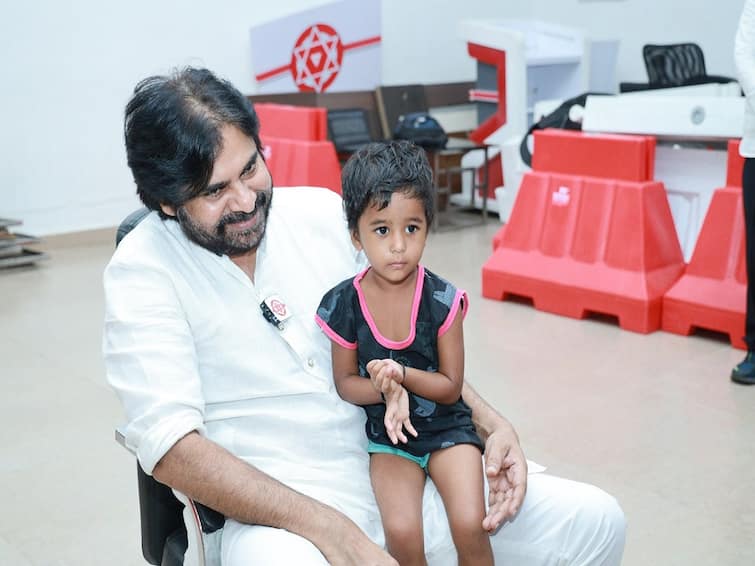 Visakha News Pawan Kalyan Visited Nulaka Govindam And Vijay Kumar Home in Visakhapatnam Pawan Kalyan: ఆ తల్లి కన్నీరు తుడిచి, చిన్నారితో చిరునవ్వులు చిందించిన పవన్ కల్యాణ్