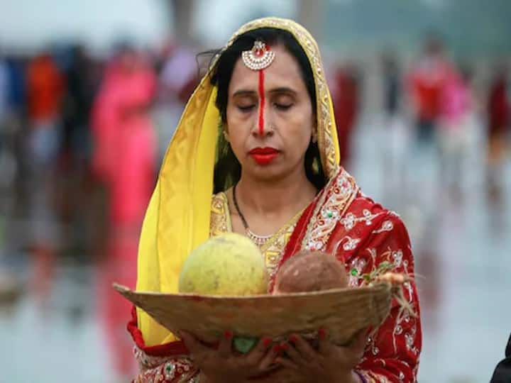 जो पहली बार छठ का व्रत करने वाले वह साफ-सफाई और पवित्रता का खास ख्याल रखें. नहाय खाय से लेकर व्रत पारण करने तक पलंग या चारपाई पर सोना वर्जित है, क्योंकि यह अशुद्ध होता है. जमीन पर कपड़ा बिछाकर सोएं.