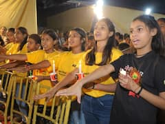 दिल्ली: नोबेल विजेता कैलाश सत्‍यार्थी के अभियान में शामिल हुए बच्चे और महिलाएं, निकाला कैंडल मार्च