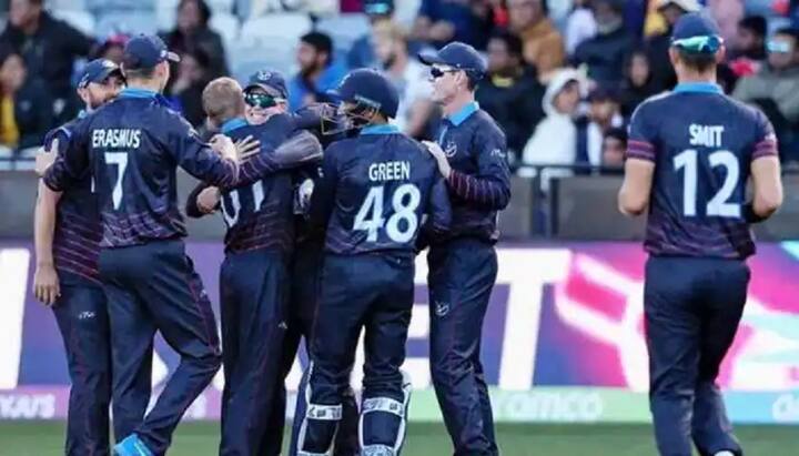 નામીબિયા ટીમ - ડિવાન લા કૉક, મિશેલ વાન લિન્જન, જેન નિકૉલ લૉફ્ટી-એટૉન, ગેરહાર્ડ એરેસમ (કેપ્ટન), જેન ફ્રિલિક, જેજે સ્મિત, ડેવિડ વિશે, રુબેન ટ્રમ્પલમેન, જેન ગ્રીન (વિકેટકીપર), બેર્નાર્ડ સ્કૉટ્ઝ, તાન્જેની લુન્ગામેની.