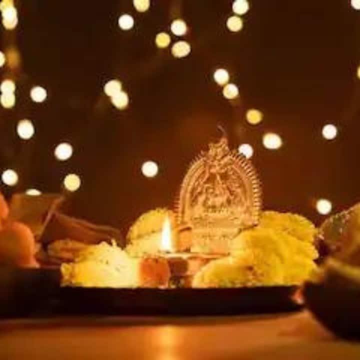 জ্যোতিষশাস্ত্র অনুসারে, ঝাড়ুর সম্পর্ক সম্পদের দেবী লক্ষ্মীর সঙ্গে। তাই ধনতেরাসের দিন একটি নতুন ঝাড়ু কিনতে হবে।