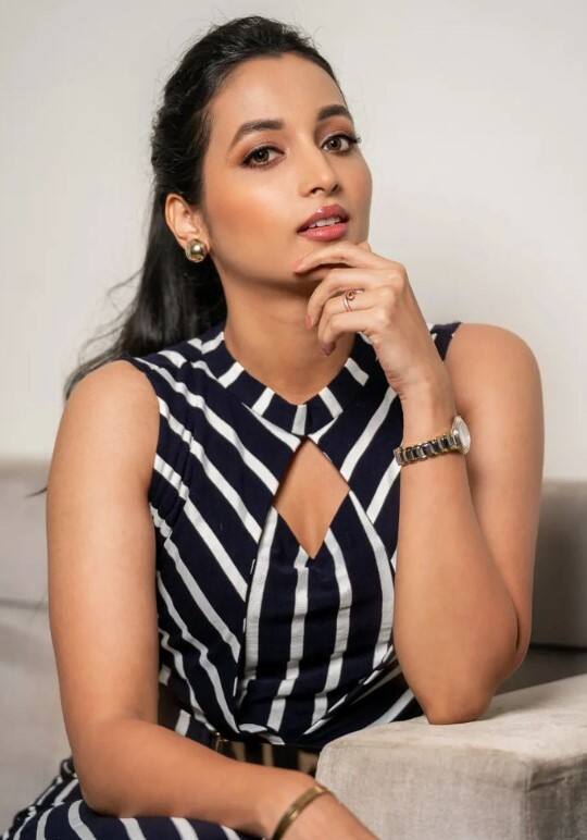 మరి ఈమెకి స్టార్ హీరోలు అవకాశాలు ఇస్తారో లేదో చూడాలి. (Photo Courtesy: Srinidhi Shetty Instagram)