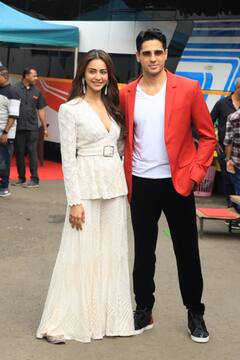 Thank God Promotion: प्रमोशन के लिए Jhalak Dikhhla Jaa के सेट पर पहुंचीं अजय देवगन समेत फिल्म की पूरी टीम, देखें तस्वीरें