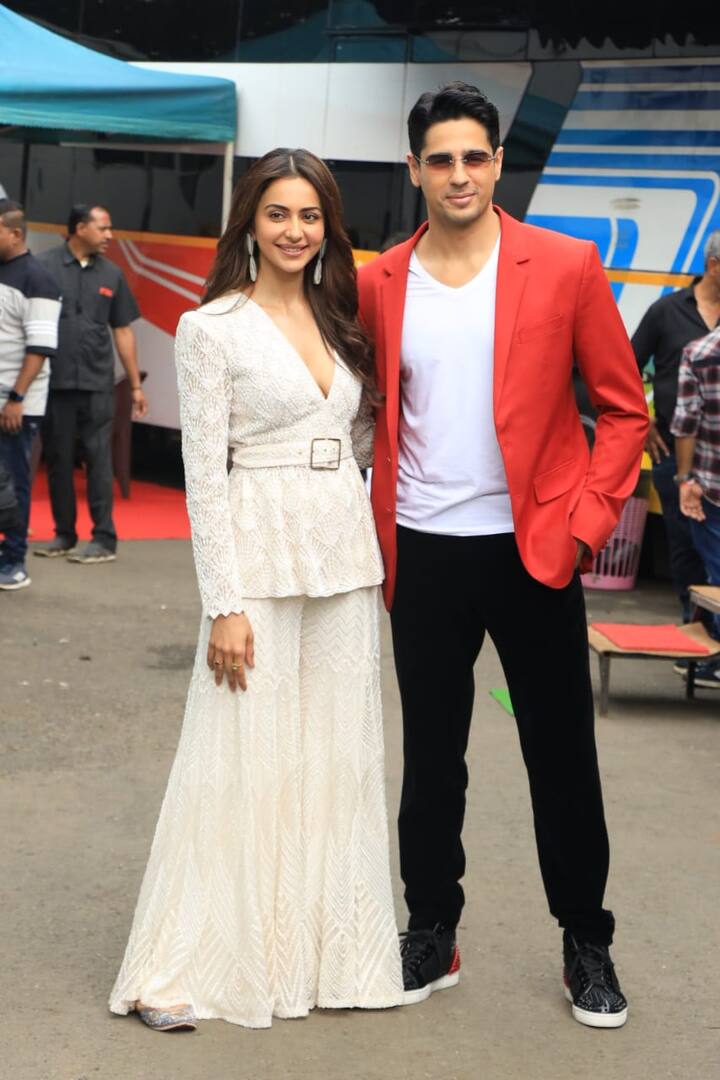 ये फिल्म 25 अक्टूबर को सिनेमाघरों में रिलीज होने वाली है, जिसमें अजय देवगन के साथ सिद्धार्थ मल्होत्रा (Sidharth Malhotra) और रकुल प्रीत सिंह (Rakul Preet Singh) भी अहम किरदार में हैं.