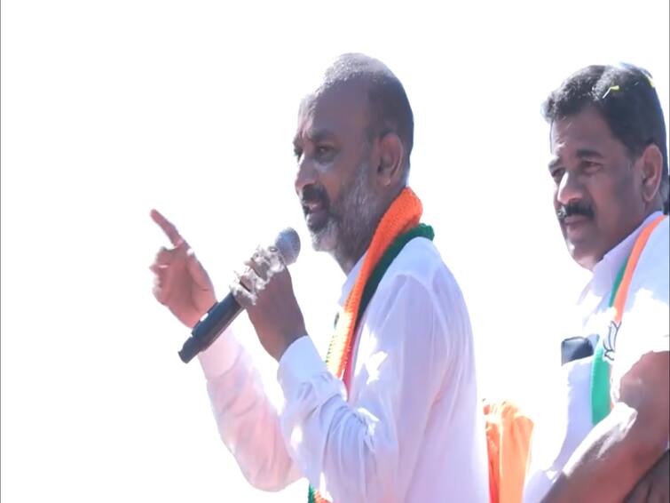 Munugode bypoll bjp Bandi Sanjay criticizes Trs govt CM KCR trying to grab lands DNN Bandi Sanjay : మునుగోడులో టీఆర్ఎస్ దండుపాళ్యం ముఠా, గెలిస్తే భూములన్నీ కబ్జా- బండి సంజయ్