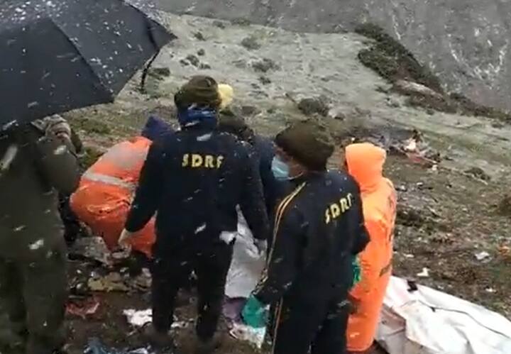 बर्फबारी के दौरान चले रेस्क्यू ऑपरेशन का वीडियो भी सामने आया है, जिसमें मौके पर कई लोग मौजूद दिखाई दे रहे हैं. रुद्रप्रयाग के जिला आपदा प्रबंधन प्राधिकरण के मुताबिक, हादसे में जिन लोगों की मौत हुई, उनमें महाराष्ट्र के पायलट अनिल सिंह, गुजरात की पूर्वा रामानुज, क्रुती बराड और ऊर्वी बराड, तमिलनाडु की सुजाता, कला और प्रेम कुमार शामिल थे.