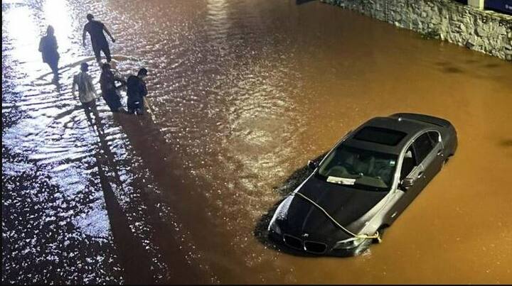 લુલ્લા નગર બિબવેવાડી રોડ પર પાણી ભરાયા છે અને આ પાણીમાં જોરદાર મોજા પણ ઉછળી રહ્યા છે.