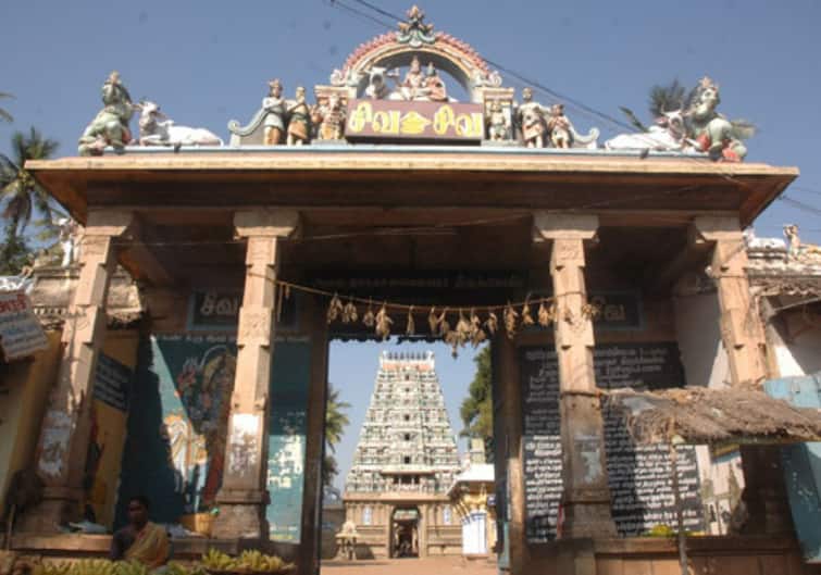 Trichy:Dharugavaneswarar temple Tirthawari program ban on bathing devotees TNN திருச்சி: தாருகாவனேசுவரர் கோவில் தீர்த்தவாரி நிகழ்ச்சி -  பக்தர்கள் நீராட தடை விதிப்பு