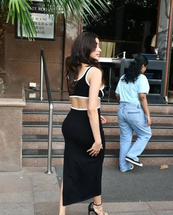 જાન્હવી કપૂરની આ ફિલ્મ 4 નવેમ્બરે સિનેમાઘરોમાં રિલીઝ થઈ રહી છે, જેને લઈને અભિનેત્રીએ હવે ફિલ્મનું પ્રમોશન શરૂ કરી દીધું છે.