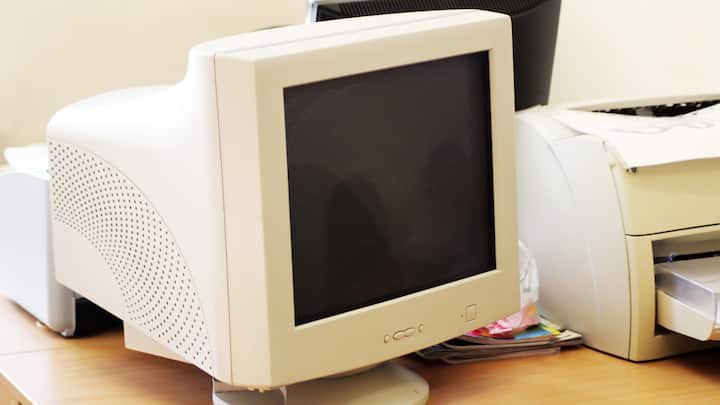 CRT Monitor: सीआरटी मॉनिटर बहुत भारी और बड़े साइज के होते थे. सीआरटी (CRT) मॉनिटर को कैथोड रेज ट्यूब भी कहते हैं. 1970 के दशक के आखिर में मॉनिटर में सीआरटी का इस्तेमाल शुरू हुआ था. 1977 में एप्पल ने सीआरटी कलर मॉनिटर लॉन्च किया था.