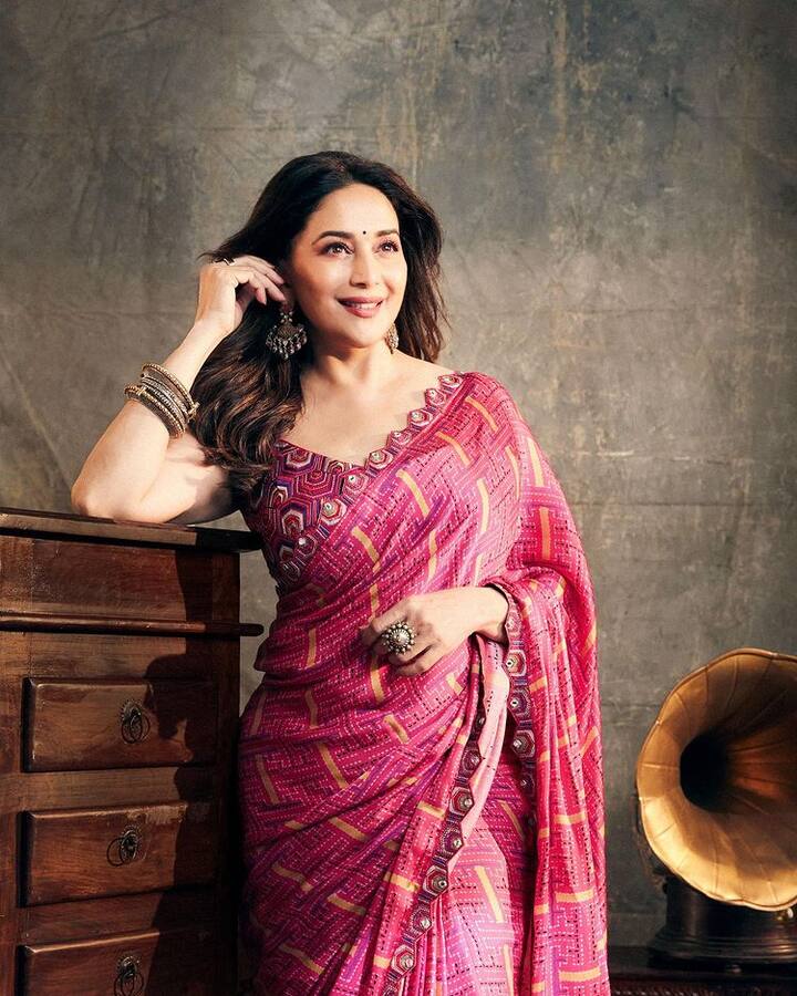 ઈન્ડિયન આઉટફીટમાં માધુરી ખુબ સુંદર લાગે છે.