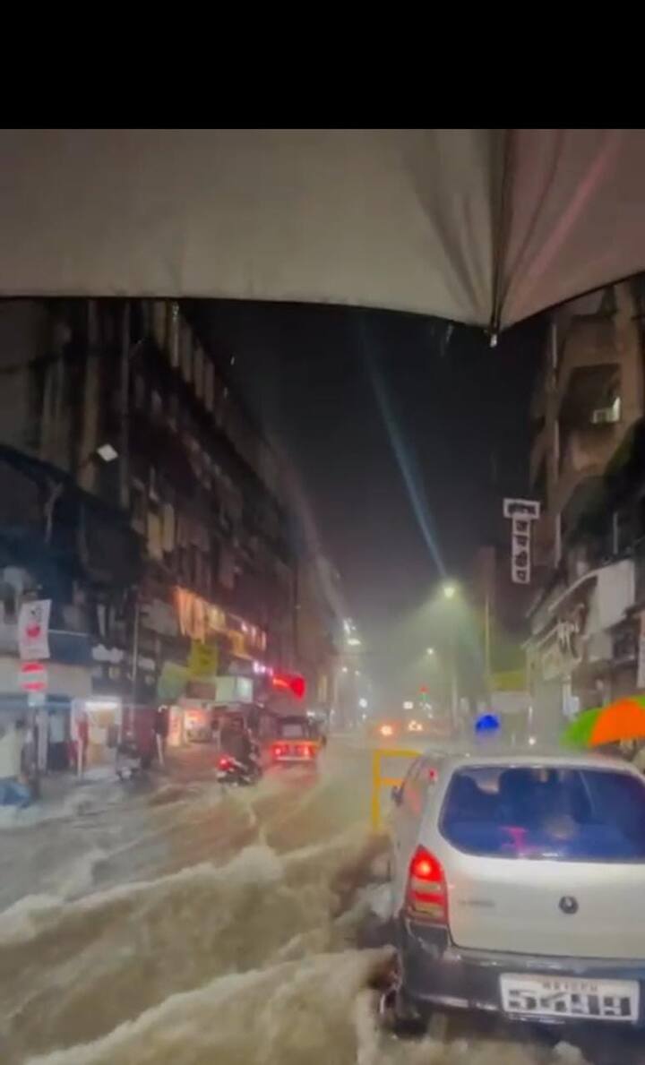 पुण्यात रस्त्यावर जमा झालेल्या पावसाच्या पाण्यातून वाट काढताना पुणेकरांची दमछाक झाली.