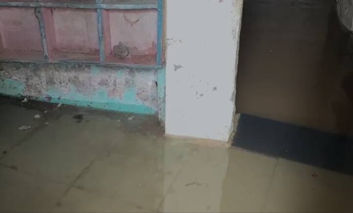 त्यामुळे सखल भागात राहणाऱ्या नागरिकांच्या घरात पाणी शिरलं आहे.