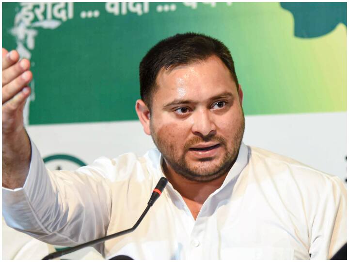 Bihar Ramcharitmanas Row Tejashwi Yadav denie to speak on issue but blame BJP for this Controversy Ramcharitmanas Row: तेजस्वी यादव ने रामचरितमानस विवाद पर बोलने से किया इनकार, बीजेपी को लेकर कही ये बड़ी बात