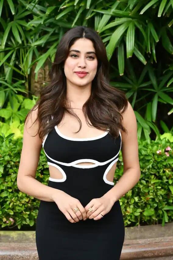 Janhvi Kapoor Spotted For Mili Promotion: બોલિવૂડ એક્ટ્રેસ જાન્હવી કપૂર આ દિવસોમાં તેની આગામી ફિલ્મ 'મિલી'ને લઈને ચર્ચામાં છે.