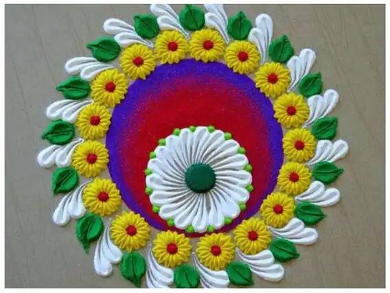 घराबाहेर किंवा ऑफिसमध्ये कुठेही गोल रांगोळी सुंदर दिसते. ही आकर्षक रांगोळी तुम्ही दिव्यांनी छान सजवू शकता.