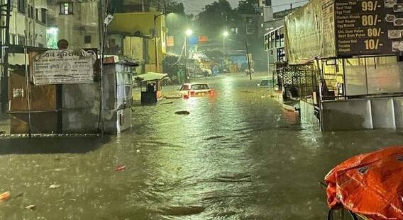 वानवडी भागात रस्त्यावर उभी वाहनं गेली वाहून!