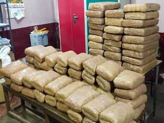 Crime: மதுரையில் சிக்கிய 1000 கிலோ கஞ்சா; கடத்தலை தடுத்த காவலருக்கு ஆணையர் பாராட்டு