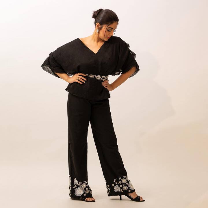 శ్రీముఖి గ్యాప్ ఇవ్వకుండా అందమైన ఫోటోలను అప్ లోడ్ చేస్తూనే ఉంది. -Image Credit: Sreemukhi/Instagram