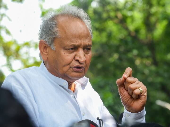 Ashok Gehlot Gujarat Visit targeted PM Modi Said Arvind Kejriwal looks like Prime Minister brother Gujarat Politics: पीएम मोदी के गुजरात दौरे पर सीएम गहलोत ने कसा तंज, केजरीवाल को बताया प्रधानमंत्री का भाई