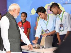 PM Modi Gujarat Visit: गांधीनगर में मिशन स्कूल ऑफ एक्सीलेंस के उद्घाटन के बाद छात्रों से मिलने उनके क्लास गए पीएम, देखें तस्वीरें