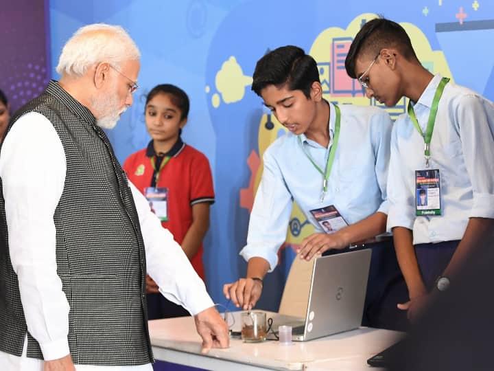 इस दौरान पीएम मोदी वहां मौजूद छात्रों से मिले और उनसे बातचीत की.