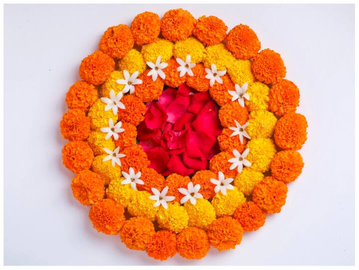 सिर्फ गेंदा के फूलों की माला से भी आप रंगोली बना सकती हैं. इसे बनाने में सिर्फ 5 मिनट लगेंगे और फर्श भी गंदा नहीं होगा.