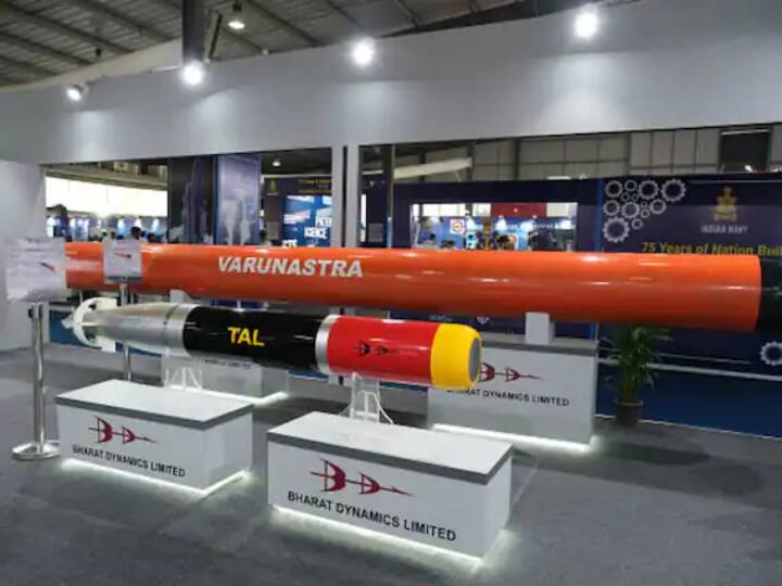 गांधीनगर में डिफेंस एक्सपो 2022 के दौरान भारत डायनेमिक्स लिमिटेड के प्रदर्शनी बूथ पर वरुणास्त्र के मॉडल, नारंगी रंग में एक भारी वजन वाला टारपीडो, और एक हल्का टारपीडो (टीएएल-एक्सपी) (स्रोत: पीटीआई)