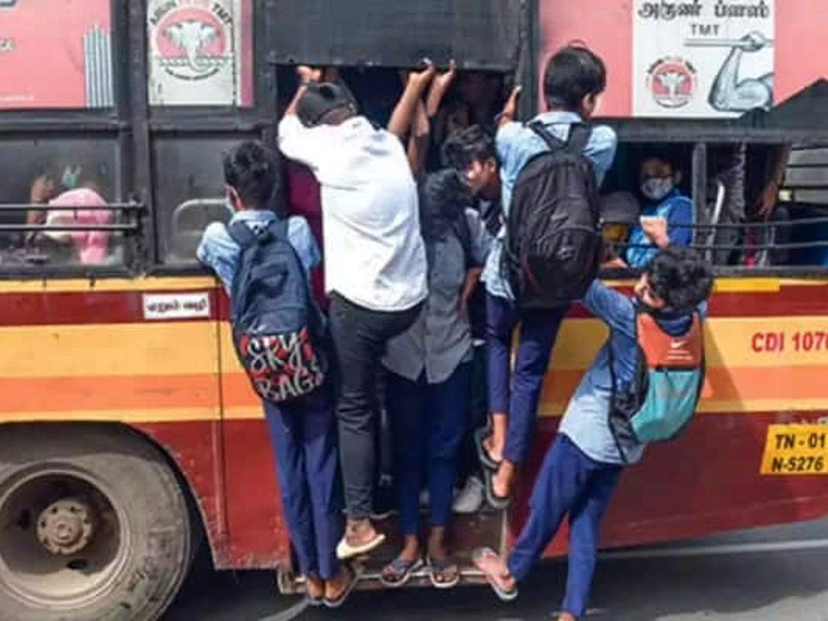 மாணவர்கள் பேருந்தில் தொங்கியபடி வந்தால் இதைச் செய்யவேண்டும்: போக்குவரத்துக் கழகம் உத்தரவு