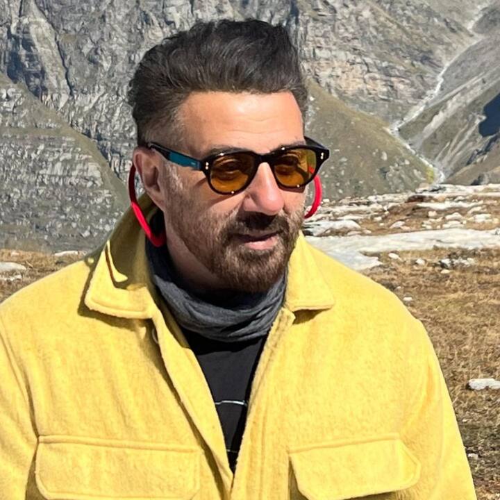 19 ऑक्टोबर 1965 रोजी धर्मेंद्र आणि प्रकाश कौर यांच्या थोरल्या मुलाचा जन्म झाला. या मुलाचे नाव ठेवण्यात आले होते अजय सिंह देओल. नंतर लोक त्याला सनी म्हणू लागले. हे नाव इतकं प्रसिद्ध झाले की, अजय सिंह देओल पुढे सनी देओल म्हणूनच ओळखला जाऊ लागला.