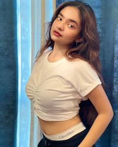 PHOTO: अनुष्का सेनच्या नवीन फोटोशूटने वेधलं लक्ष, क्रॉप टॉपमध्ये फ्लॉन्ट केली फिगर!